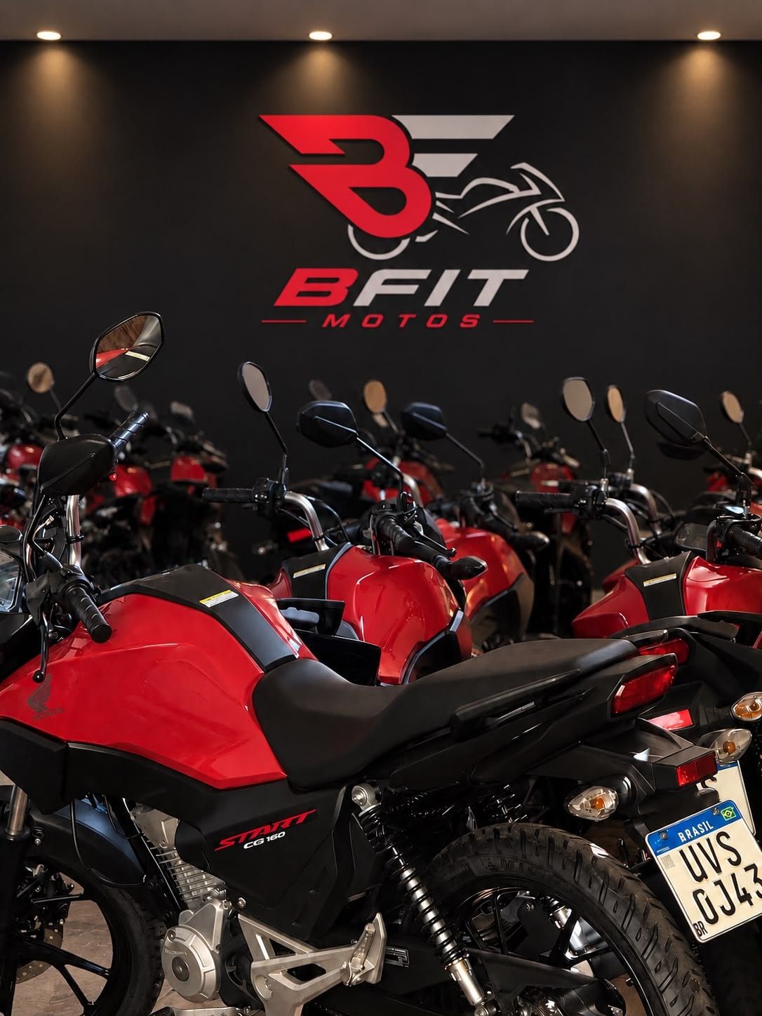 Loja da BFIT Motos: letreiro na parede e motos Honda CG 160 vermelhas enfileiradas
